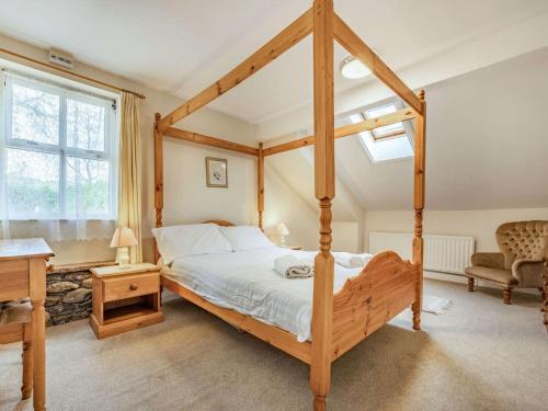 a bedroom with a four poster bed in a room at 1 Bed in Ullswater SZ295 in Dockray