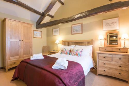 - une chambre avec un grand lit et une commode dans l'établissement 3 Bed in Borrowdale SZ465, à Rosthwaite
