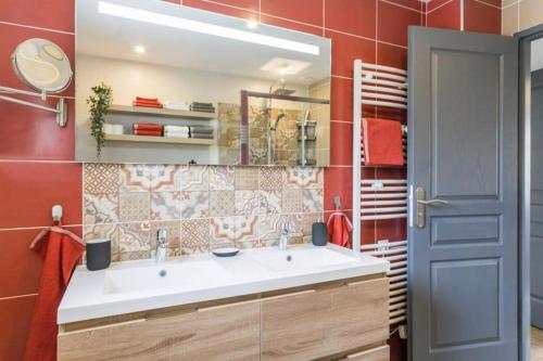 uma casa de banho com um lavatório e um espelho em Gîte Un air de Bicoque em Dives-sur-Mer