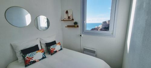 une chambre avec un lit avec vue sur l'océan dans l'établissement LE MARTY 53 Un Balcon sur la Mer Centre Historique, à Sète