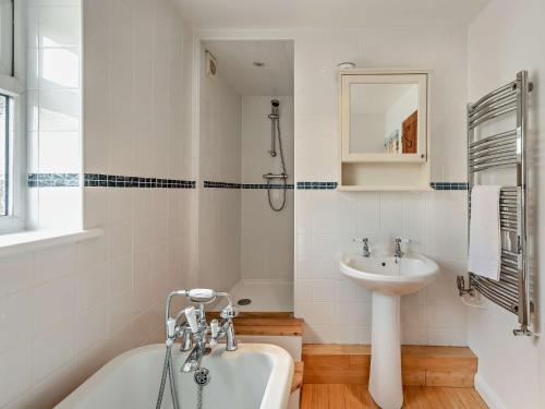 2 Bed in Kirkland SZ255 في Arlecdon: حمام مع حوض استحمام ومغسلة
