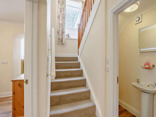 uma casa de banho com uma escada com um lavatório e uma escada em 3 Bed in Newlands Valley SZ345 em Braithwaite