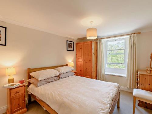 sypialnia z dużym łóżkiem i oknem w obiekcie 3 Bed in Newlands Valley SZ345 w mieście Braithwaite