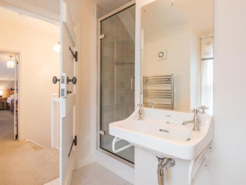bagno con lavandino e doccia di 3 Bed in Dockray SZ138 a Dockray