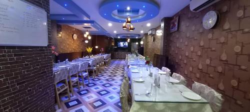 Un restaurante o sitio para comer en HOTEL TAZZ ODISHA