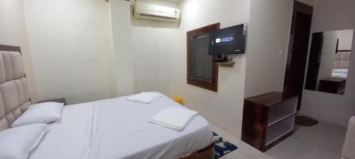 سرير أو أسرّة في غرفة في HOTEL TAZZ ODISHA