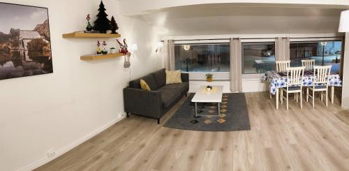 ein Wohnzimmer mit einem Sofa und einem Tisch in der Unterkunft Lofoten Overnatting - Leknes in Leknes