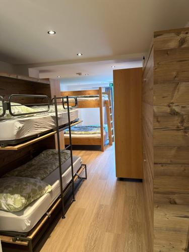 Poschodová posteľ alebo postele v izbe v ubytovaní Waldhaus Talblick