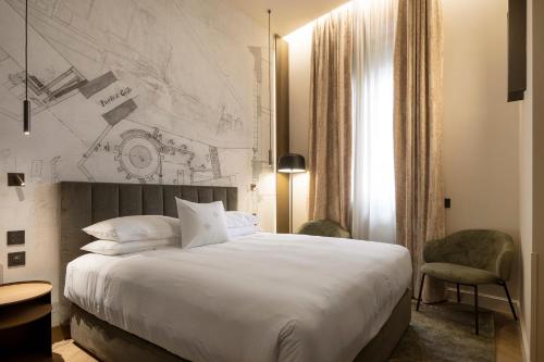 una camera d'albergo con un letto e una mappa sul muro di Palazzo Montebello a Firenze