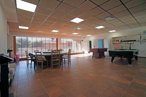 ein Zimmer mit einer Tischtennisplatte und einem Billardtisch in der Unterkunft Masvidal in Collsuspina