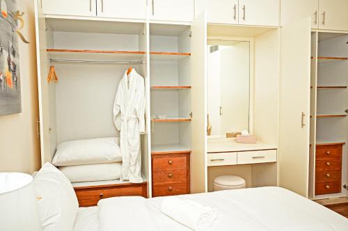 um quarto com um closet com uma cama e um espelho em Beach bliss 3BR apartment Corniche em Abu Dhabi