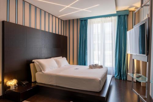 1 dormitorio con cama y ventana grande en Hotel Valentino, en Terni