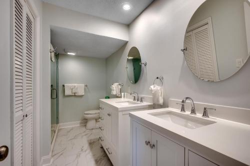 een witte badkamer met 2 wastafels en een spiegel bij Anchorage II C06 in Myrtle Beach