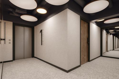 eine Reihe von Türen in einem Raum mit Licht in der Unterkunft Hotel Milo Gdansk Airport in Danzig