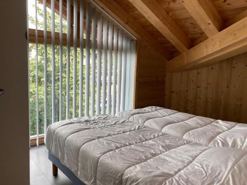 Ένα ή περισσότερα κρεβάτια σε δωμάτιο στο Les Mélèzes, joli duplex dans un chalet