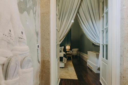 een badkamer met een bad en een toilet in de kamer bij Torel Palace Porto in Porto