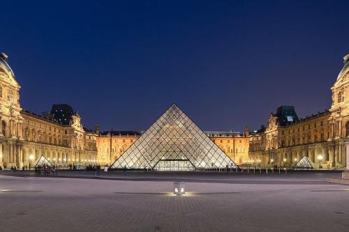 a view of the louvre pyramid in front of a building at Le Pretty Spot - Studio à Bobigny in Bobigny