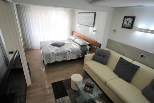 a living room with a couch and a bed at Apartment Superior in Fjesa