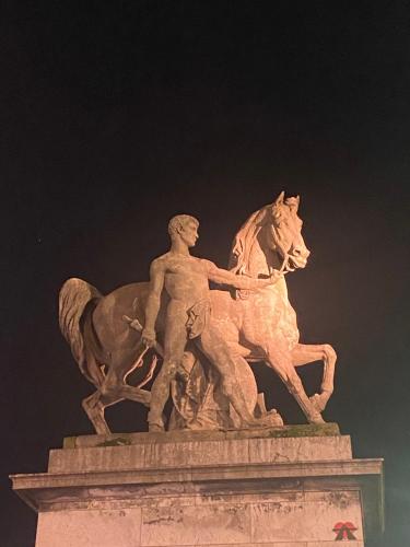 een standbeeld van een man op een paard bij Freedom in Gurgaon
