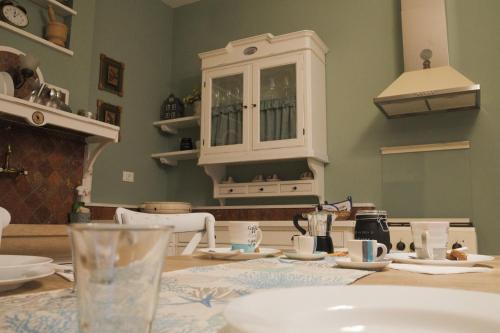 een keuken met een tafel met een witte kast bij Suite Blue Laguna in Chioggia