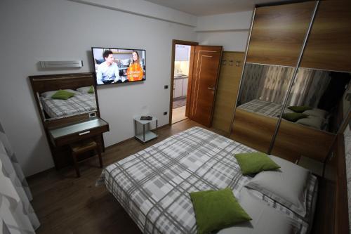 a bedroom with a bed and a tv on the wall at Apartment King mit zwei Schlafzimmer in Fjesa