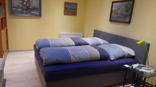 un sofá azul con almohadas en una habitación en Das Haus am Stoerkanal, en Plate