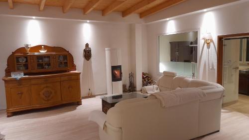 - un salon avec un canapé blanc et une armoire en bois dans l'établissement Das Haus am Stoerkanal, à Plate