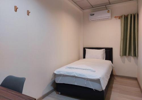Ένα ή περισσότερα κρεβάτια σε δωμάτιο στο Chaiwat Hostel