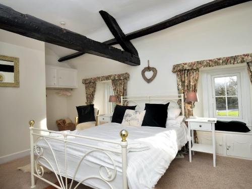 1 dormitorio con cama blanca y escritorio en 2 Bed in Ullswater SZ276 en Stainton