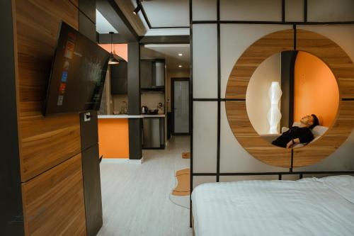 Una televisión o centro de entretenimiento en AimeeHouse - Trích Sài