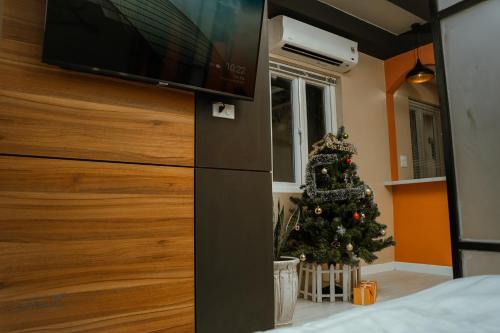 Una televisión o centro de entretenimiento en AimeeHouse - Trích Sài