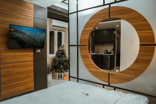 Una televisión o centro de entretenimiento en AimeeHouse - Trích Sài