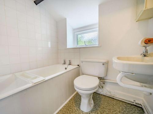 bagno bianco con servizi igienici e lavandino di 2 Bed in Borrowdale SZ302 a Rosthwaite