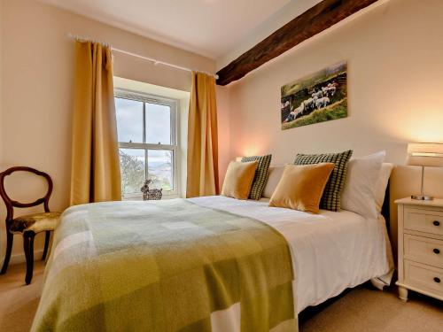 Un dormitorio con una cama grande y una ventana en 4 Bed in Matterdale SZ367 en Dockray