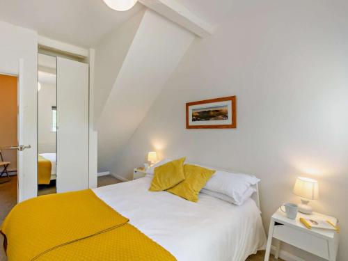 1 dormitorio con cama blanca y manta amarilla en 1 Bed in Lorton SZ160 en Lorton
