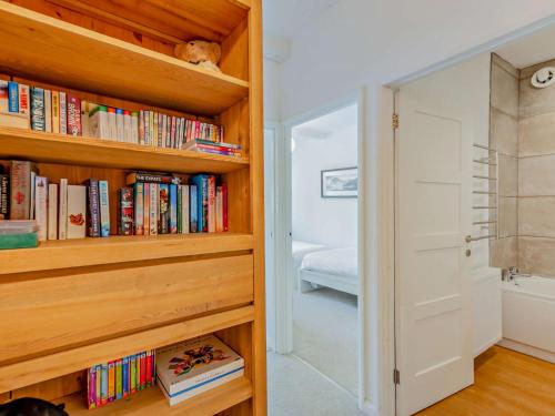 um quarto com uma prateleira cheia de livros em 1 Bed in Lorton SZ160 em Lorton