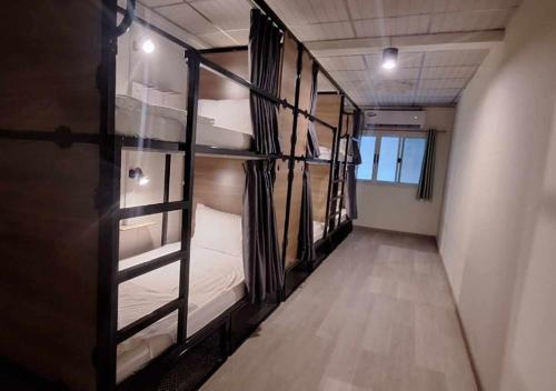 Ένα ή περισσότερα κρεβάτια σε δωμάτιο στο Chaiwat Hostel
