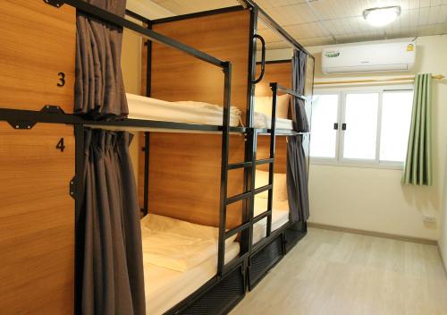 Ένα ή περισσότερα κρεβάτια σε δωμάτιο στο Chaiwat Hostel