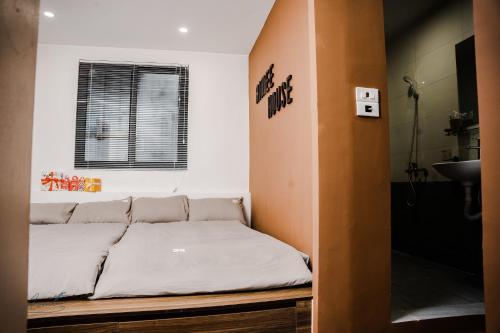 Una cama o camas en una habitación de AimeeHouse - Trích Sài