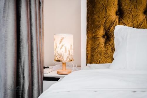 Una cama o camas en una habitación de AimeeHouse - Trích Sài