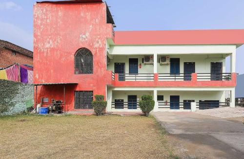 ein rotes und weißes Gebäude mit rotem Dach in der Unterkunft Super OYO Flagship Hotel Chitrarth And Party Lawn in Haldwani-Kathgodam
