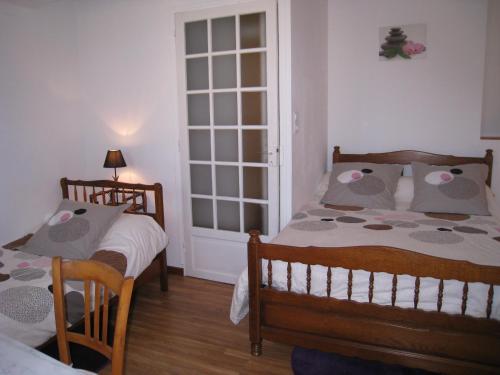Una cama o camas en una habitación de Gîte de la Croix Blanche