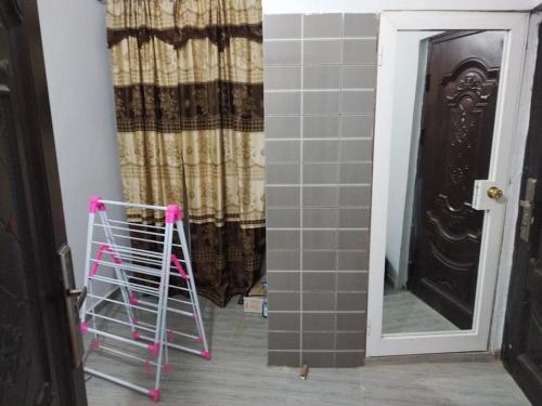 einen gefliesten Flur mit einem Spiegel neben einer Tür in der Unterkunft villa privée avec garage privé à Lomé Togo 