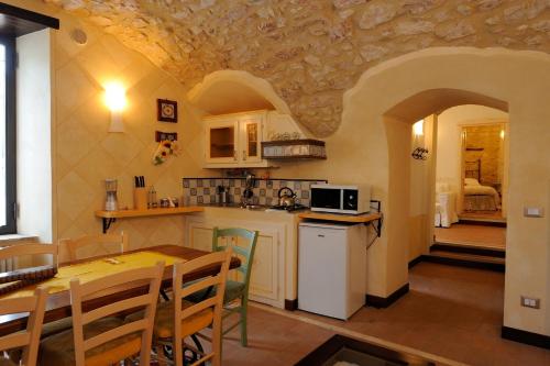 Η κουζίνα ή μικρή κουζίνα στο Torre Del Nera Albergo diffuso & Spa