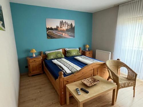 1 dormitorio con 1 cama y 1 mesa en una habitación en Gästehaus Lara, en Wimbach