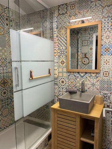 une salle de bain avec un lavabo et un réfrigérateur dans l'établissement Atypique et central : 4 personnes + Parking privé, à Bourges