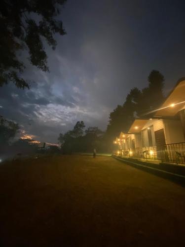 The Bluewind Resort في دهرادون: شخص يقف في منتصف الشارع في الليل