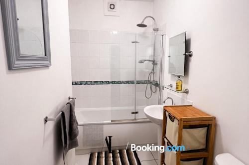 ห้องน้ำของ The Den 2 Bedroom Serviced Apartment By AltoLuxoExperience Short Lets & Serviced Accommodation With Free Wifi