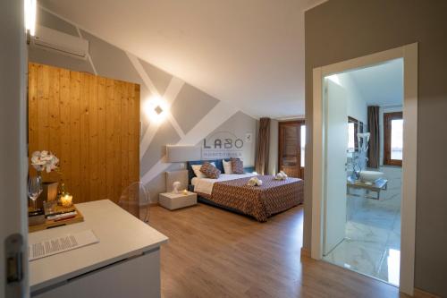 Agàpe Rooms in Tropea في تروبيا: غرفة نوم مع سرير وغرفة معيشة