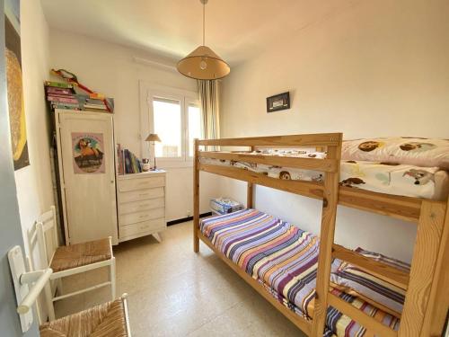 une chambre avec deux lits superposés et une commode dans l'établissement Superbe appartement avec vue mer, à Narbonne-Plage